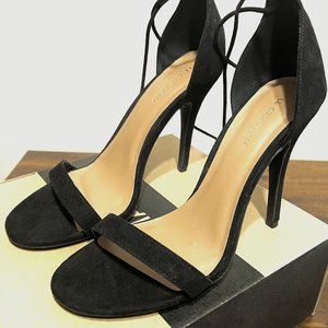 Le Chateau Heeled Strappy Sandals in Black (size 8 US)